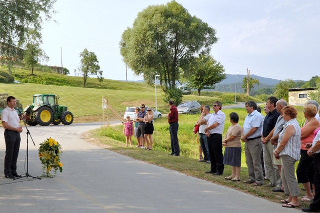 Domačini ob nagovoru župana mag. Branka Kidriča